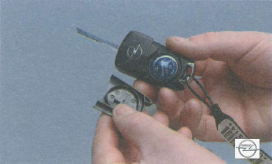 Снятие крышки пульта ключей для автомобиля Opel Astra H 