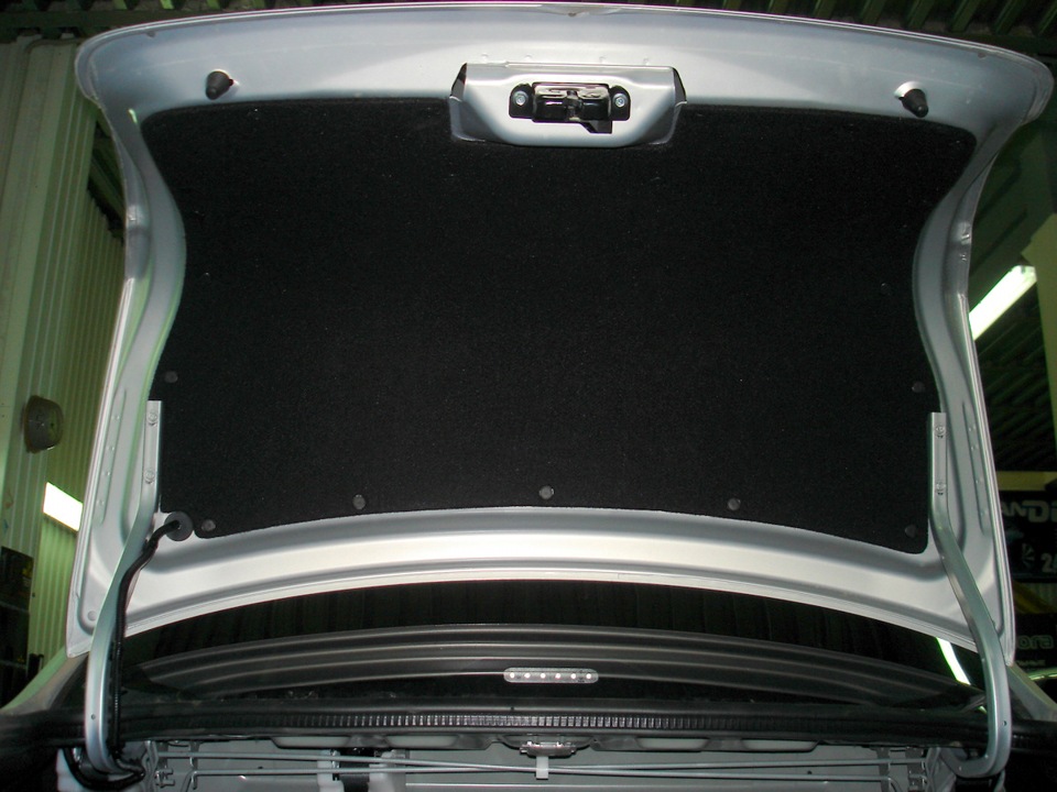 Открытая крышка багажника Лада Гранта (ВАЗ 2190)