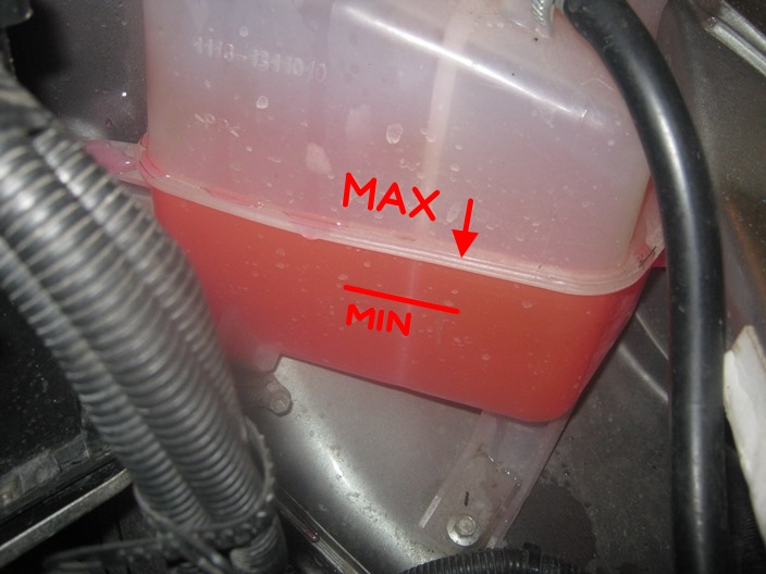 Размещение меток контроля уровня охлаждающей жидкости в расширительном бачке Лада Гранта (ВАЗ 2190)