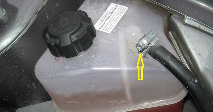 Проверка герметичности крепления пароотводящего шланга радиатора к расширительному бачку Лада Гранта (ВАЗ 2190)