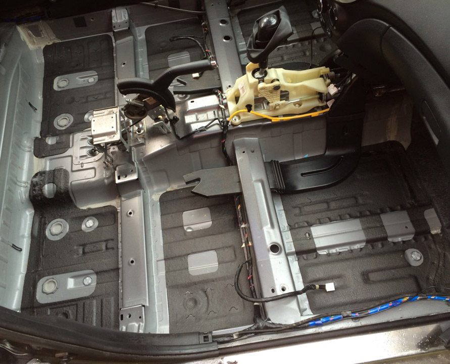 Обезжирить пол для проклейки вибропласта на автомобиле Hyundai Solaris 2010-2016
