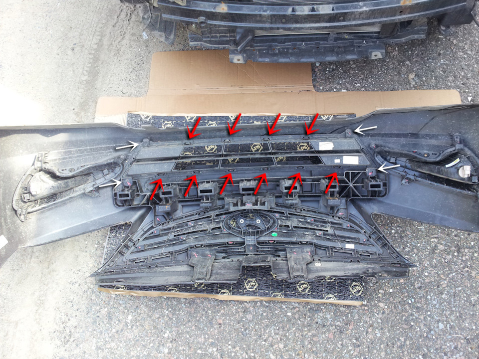 Расположение крепления нижней решетки радиатора на автомобиле Hyundai Solaris 2010-2016