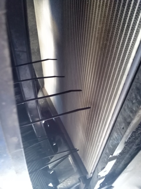 Отрезать хомут крепления решетки радиатора на автомобиле Hyundai Solaris 2010-2016