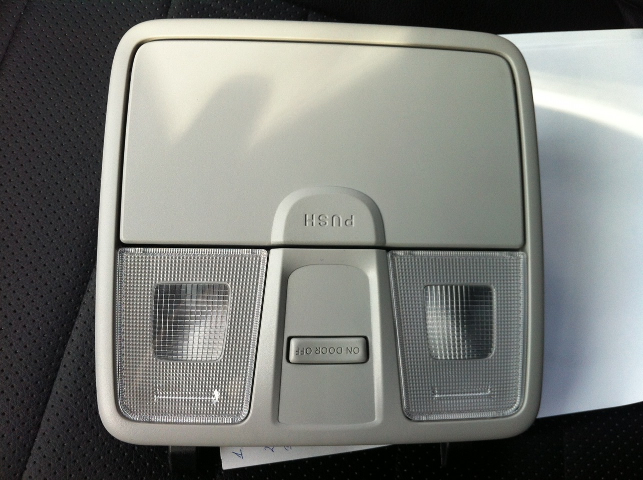 Снять водительский плафон освещения на автомобиле Hyundai Solaris 2010-2016