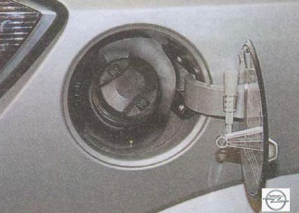 Фиксация откидной крышки бензобака на автомобиле Opel Astra