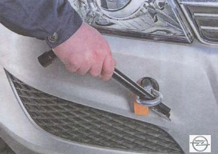 Затягивание буксировочной проушины на автомобиле Opel Astra