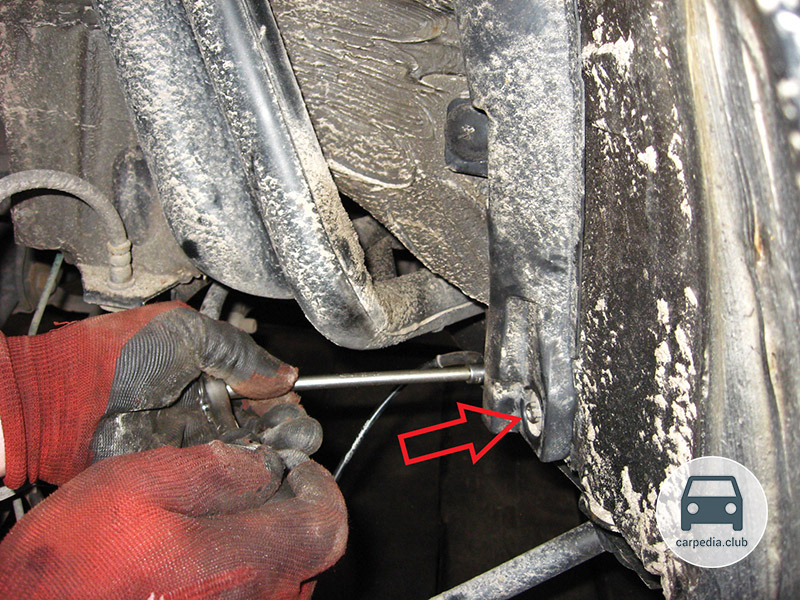 Отворачивание гаек крепления кожуха проводов датчика ABS правого заднего колеса Renault Duster