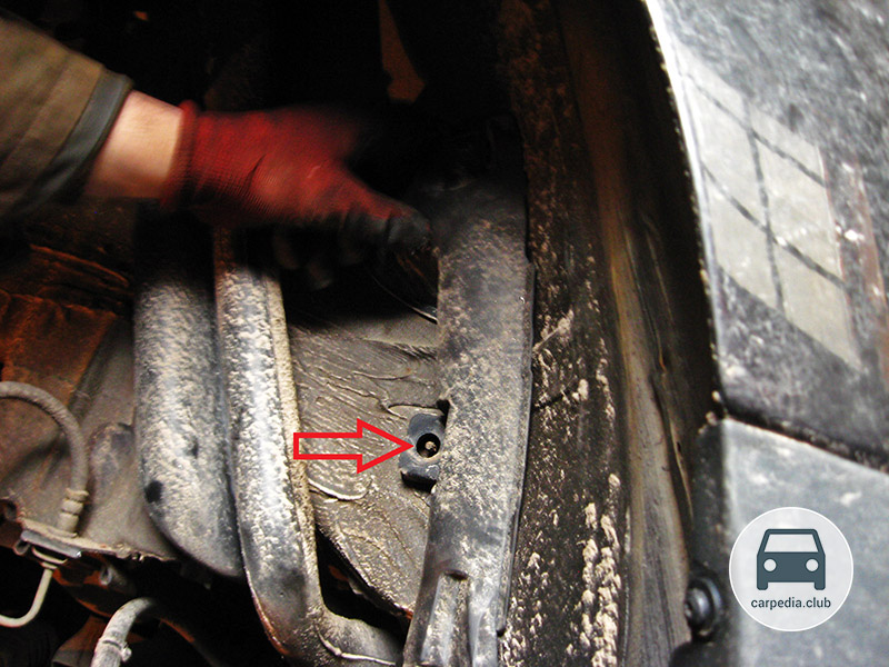 Размещение гайки крепления защитного кожуха жгута проводов датчика ABS правого заднего колеса Renault Duster