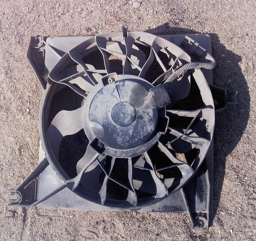 Снятый электровентилятор в сборе с кожухом из радиатора Лада Гранта (ВАЗ 2190)