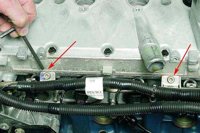 Откручивание винтов крепления топливной рампы двигателя ВАЗ-21126 Лада Гранта (ВАЗ 2190)