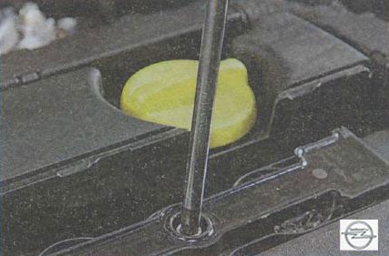 Проверка затяжки винтов модуля зажигания на автомобиле Opel Astra
