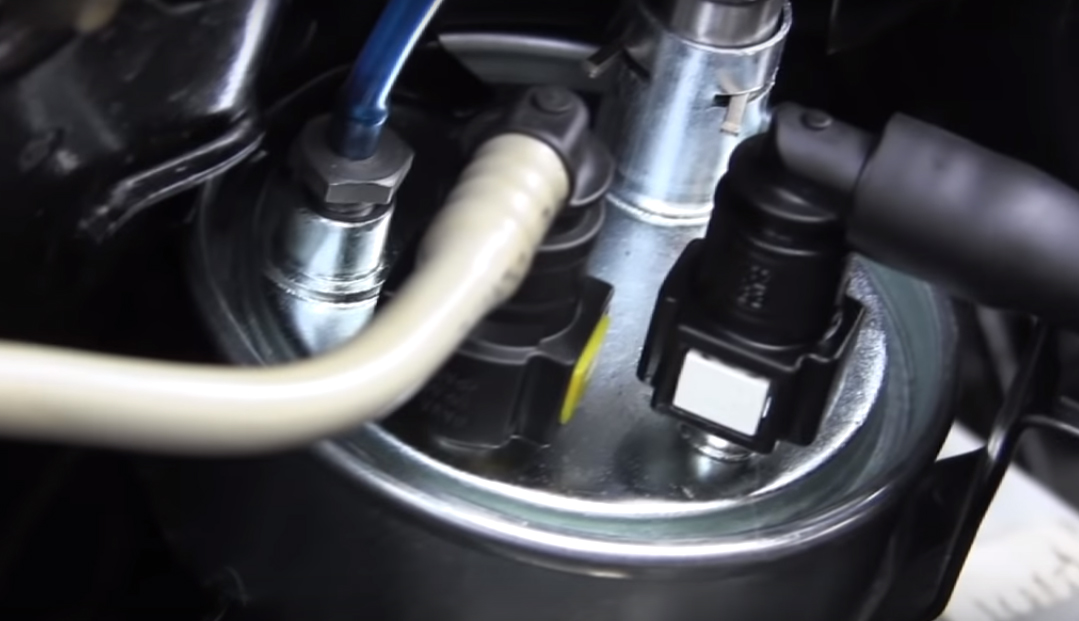 Открываем штуцер для подсоединения трубки для удаления воздуха из топливной системы 2 Fiat Doblo