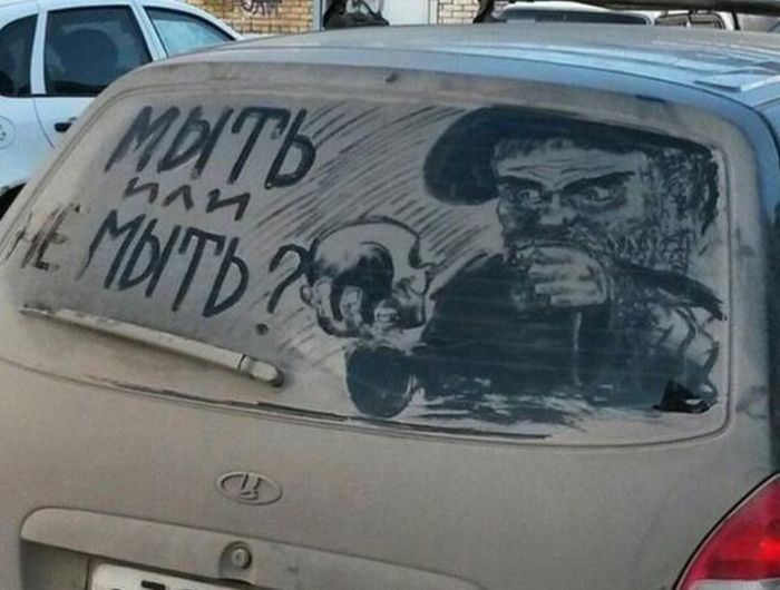 рисунок сделанный на грязном окне автомобиля