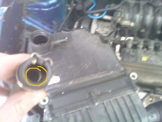 Очищаем шланги системы вентиляции картерных газов Fiat Doblo 2005
