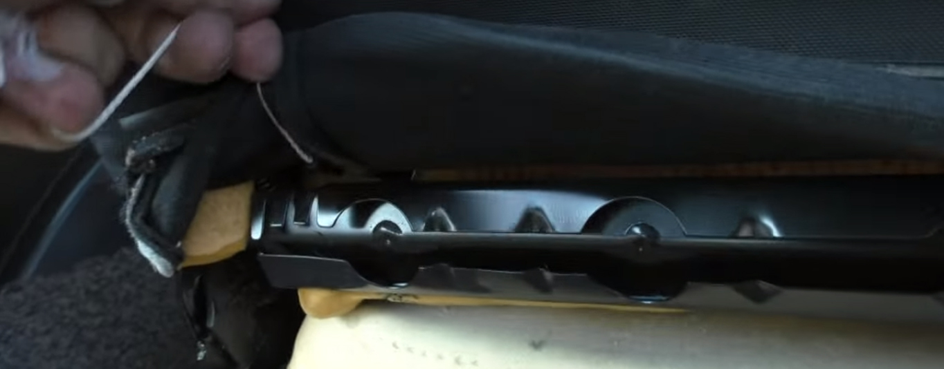 Отсоединяем шпагат передних ребер жесткости с задней части спинки Fiat Doblo