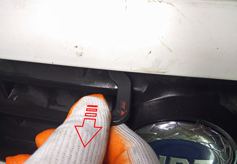 Открываем капот при помощи рычага, расположенного на краю капота Fiat Doblo