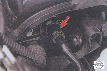 Проверка шланга вакуумного усилителя на целостность на автомобиле Opel Astra