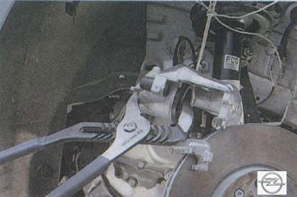 Проверка поршня тормозного цилиндра на автомобиле Opel Astra