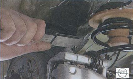 Проверка толщины заднего тормозного диска на автомобиле Opel Astra