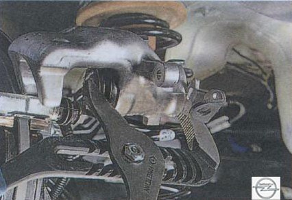 Проверка заднего тормозного механизма на автомобиле Opel Astra