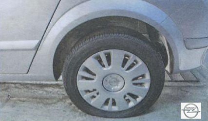 Пробитое колесо на автомобиле Opel Astra