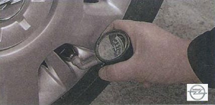 Проверка давления колеса на автомобиле Opel Astra