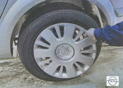 Снятие колпака колеса на автомобиле Opel Astra