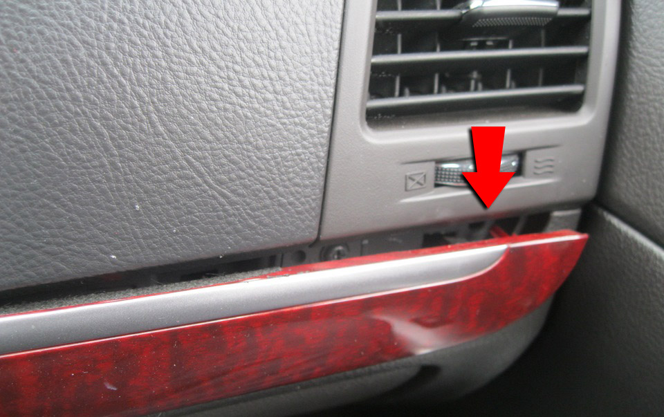 Отсоединить центральную накладку со стороны пассажира Hyundai Santa Fe CM 2006-2012