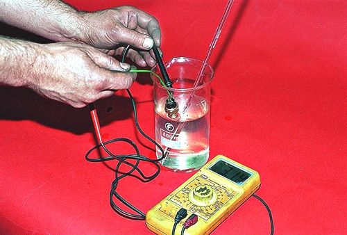 Проверка в остывающей воде исправности датчика температуры охлаждающей жидкости Лада Гранта (ВАЗ 2190)