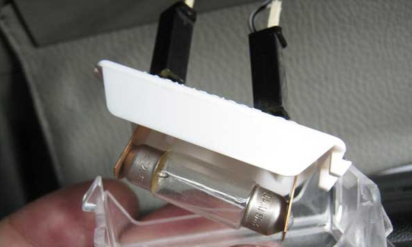 Замена лампы плафона освещения багажника Лада Гранта (ВАЗ 2190)