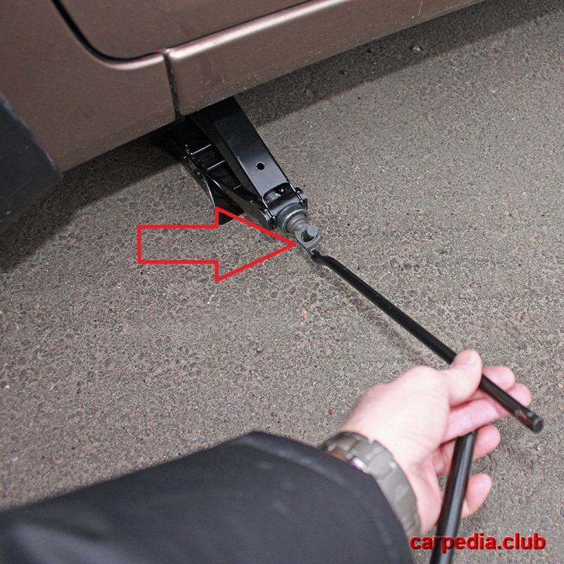 Вставить крюк в отверстие домкрата на автомобиле Hyundai Elantra MD