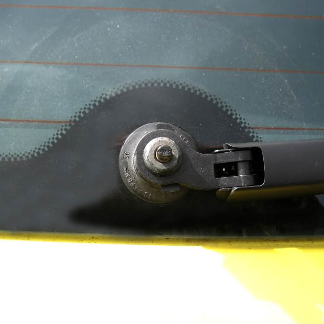 Снятие декоративного колпачка на рычаге стеклоочистителя двери багажника автомобиля Skoda Fabia I
