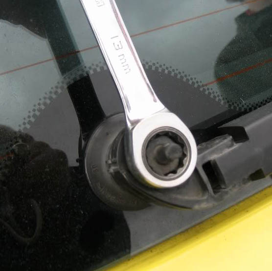 Отверачивание гайки крепления рычага стеклоочистителя автомобиля Skoda Fabia I