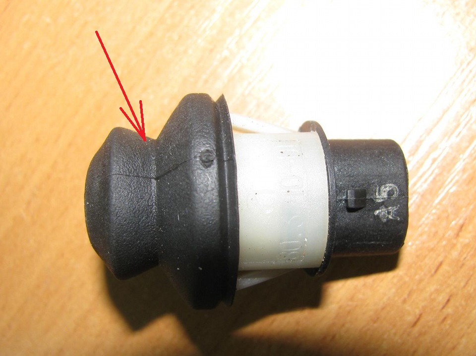 Защитный колпачок на концевом выключателе двери Лада Гранта (ВАЗ 2190)