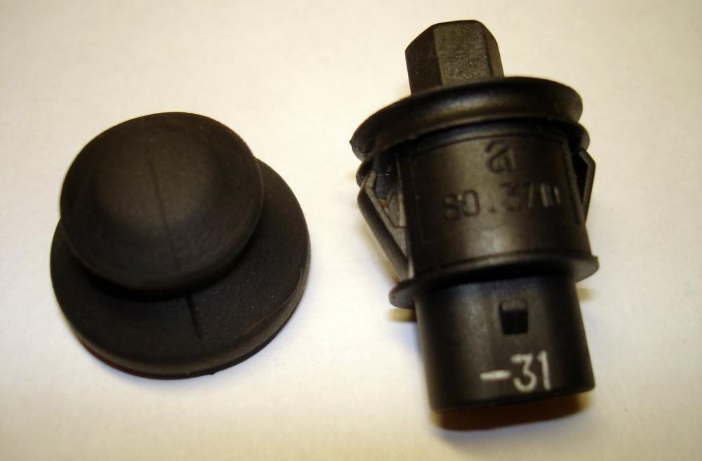 Снятый защитный колпачок с концевого выключателя двери Лада Гранта (ВАЗ 2190)