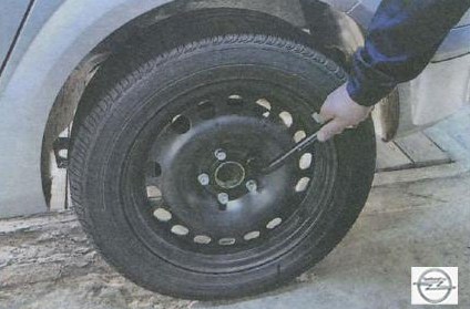 Проверка затяжки колес на автомобиле Opel Astra