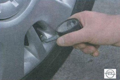 Проверка давления в шинах на автомобиле Opel Astra