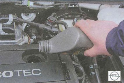 Доливание масла в двигатель Opel Astra