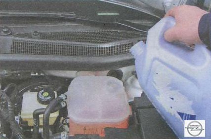 Доливка охлаждающей жидкости с бачок Opel Astra