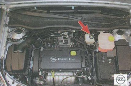 Расположение бачка с тормозной жидкостью Opel Astra