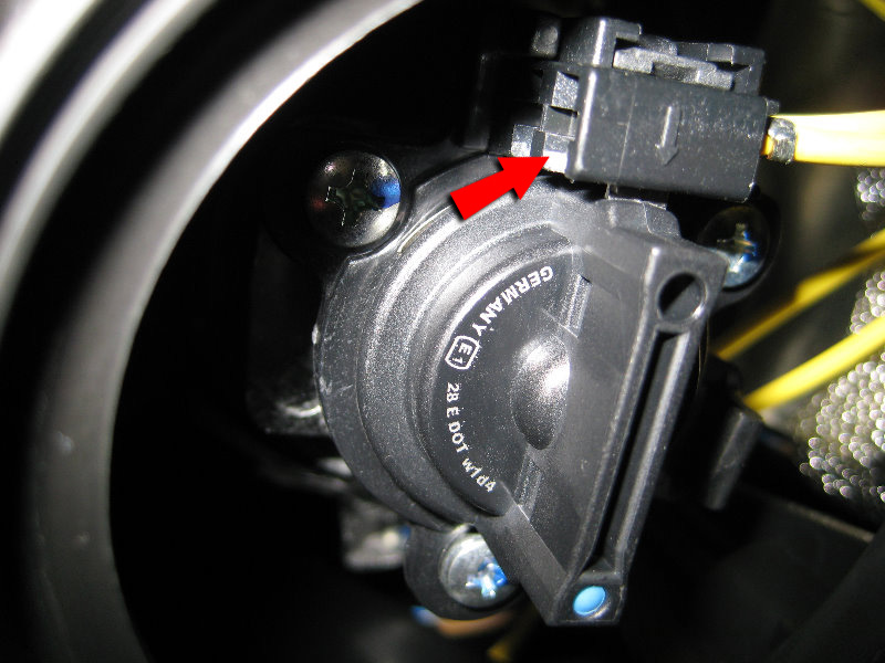 Подключить клемму проводов к лампе ближнего света на Hyundai Santa Fe CM 2006-2012