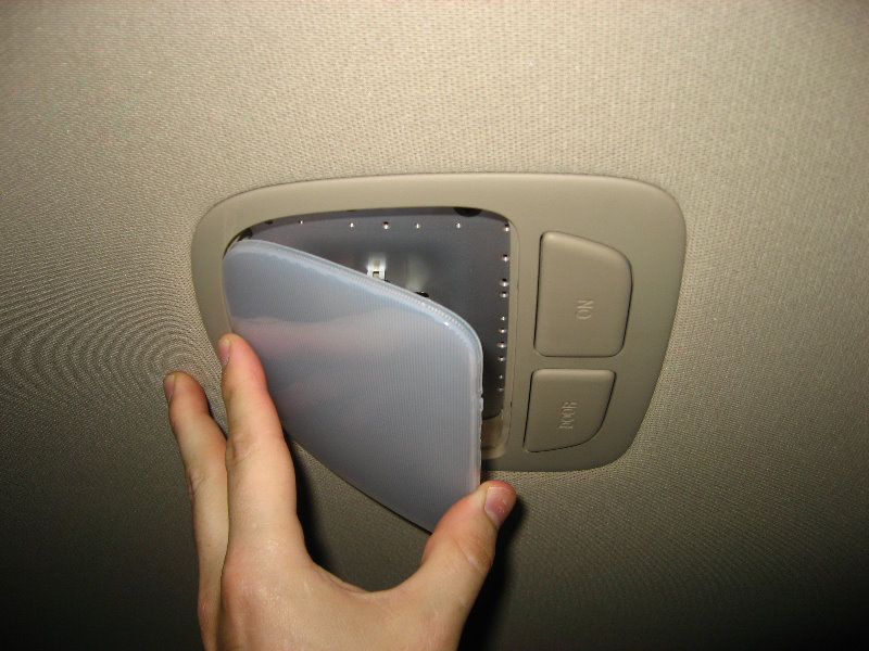 Стекло плафона общего освещения салона на Hyundai Santa Fe CM 2006-2012
