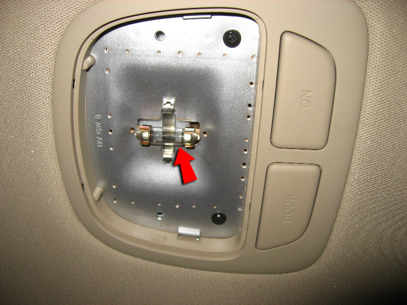 Снять лампу плафона общего освещения салона на Hyundai Santa Fe CM 2006-2012