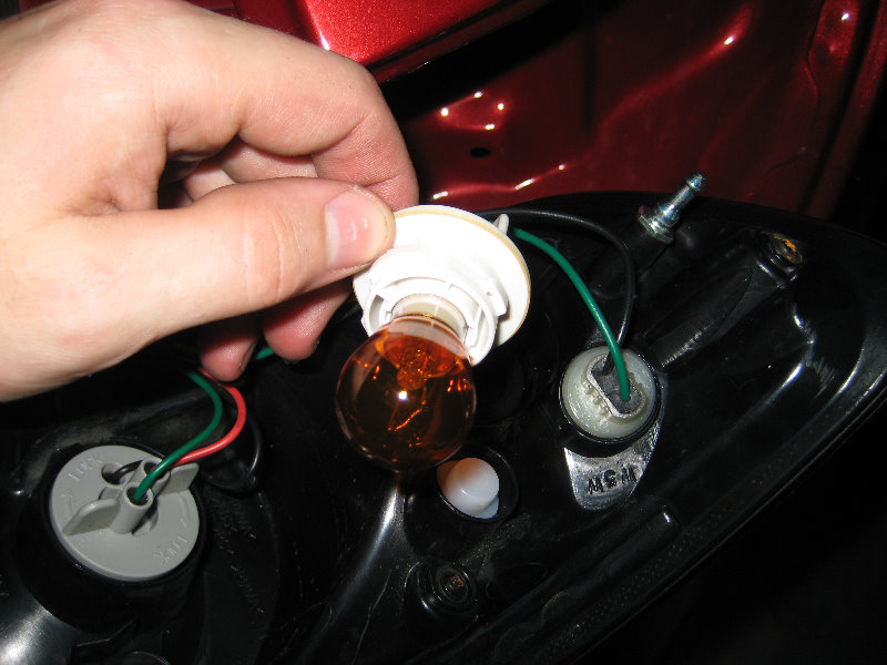 Замена лампы заднего указателя поворота на Hyundai Santa Fe CM 2006-2012