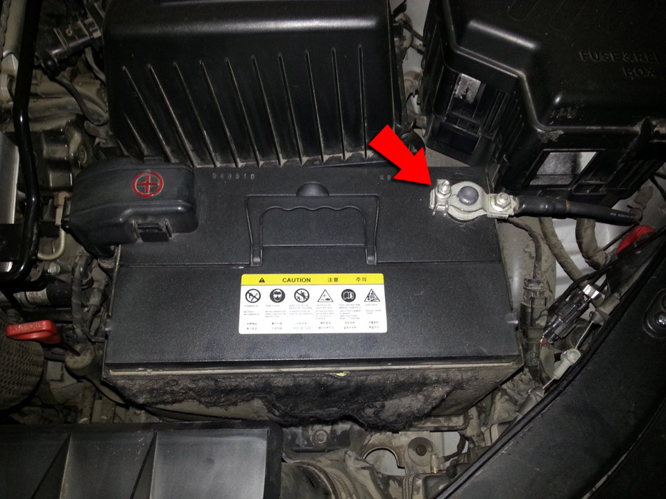Отключить клемму аккумулятора на Hyundai Santa Fe CM 2006-2012