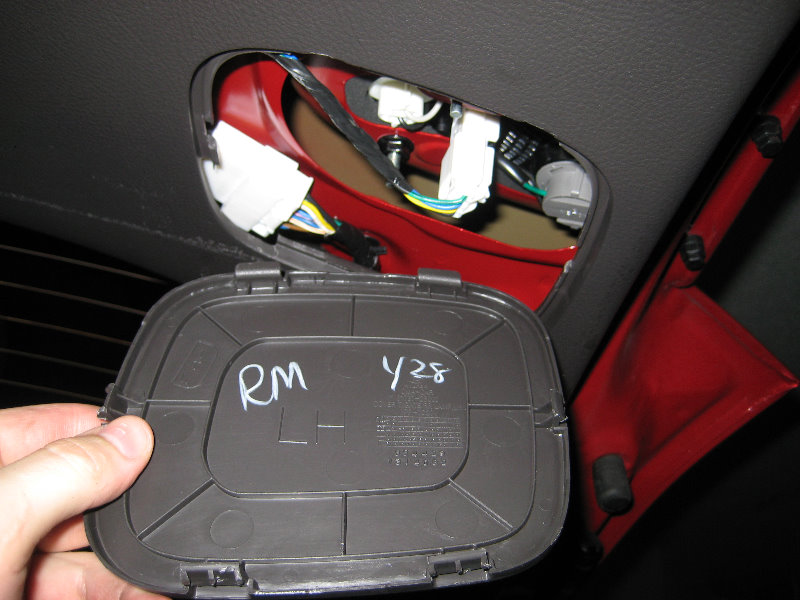 Снять крышку задка двери на Hyundai Santa Fe CM 2006-2012