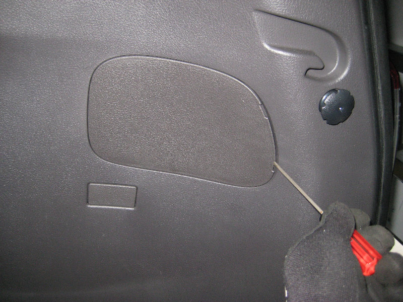 Поддеть крышку задней фары на Hyundai Santa Fe CM 2006-2012