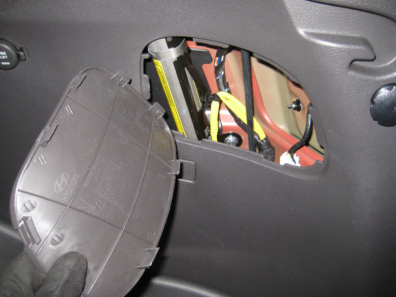 Снять крышку задней фары на Hyundai Santa Fe CM 2006-2012