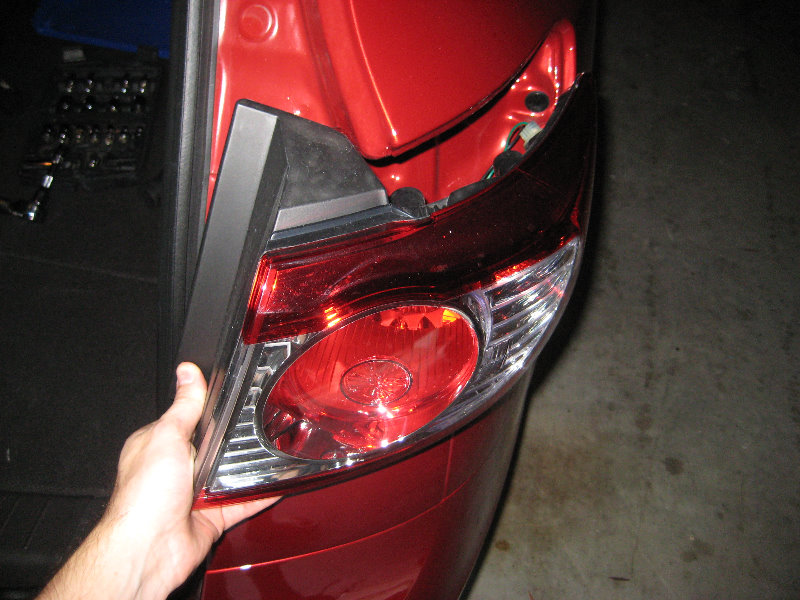 Снять задний фонарь на Hyundai Santa Fe CM 2006-2012