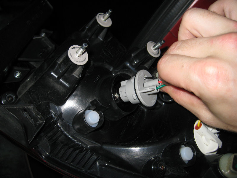 Замена лампы стоп-сигнала на Hyundai Santa Fe CM 2006-2012